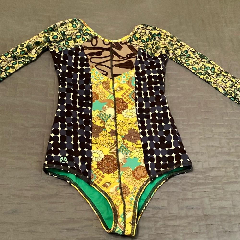 Maaji rashguard size small